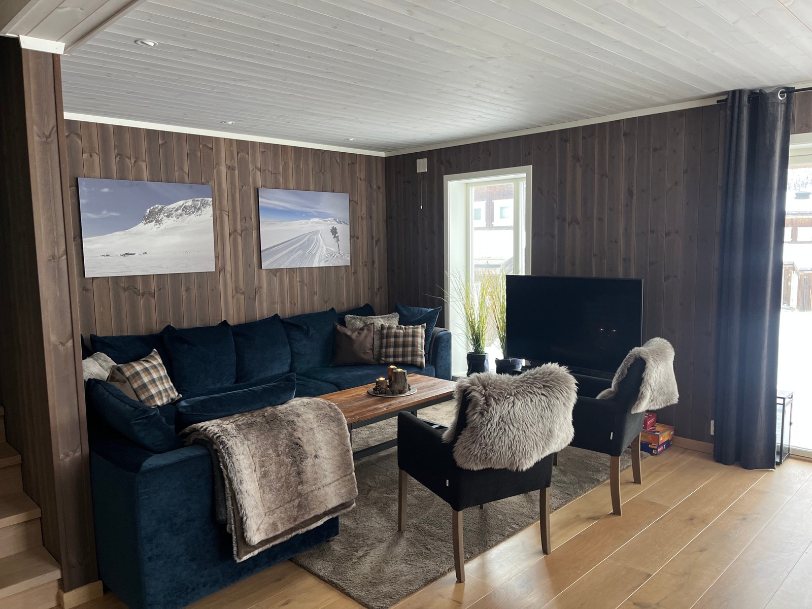 God sofa å sitte i. Får ofte spørsmål i far gjester som har vært i hytten hvilket merke det er og det er en Paso Doble. Galleribilde