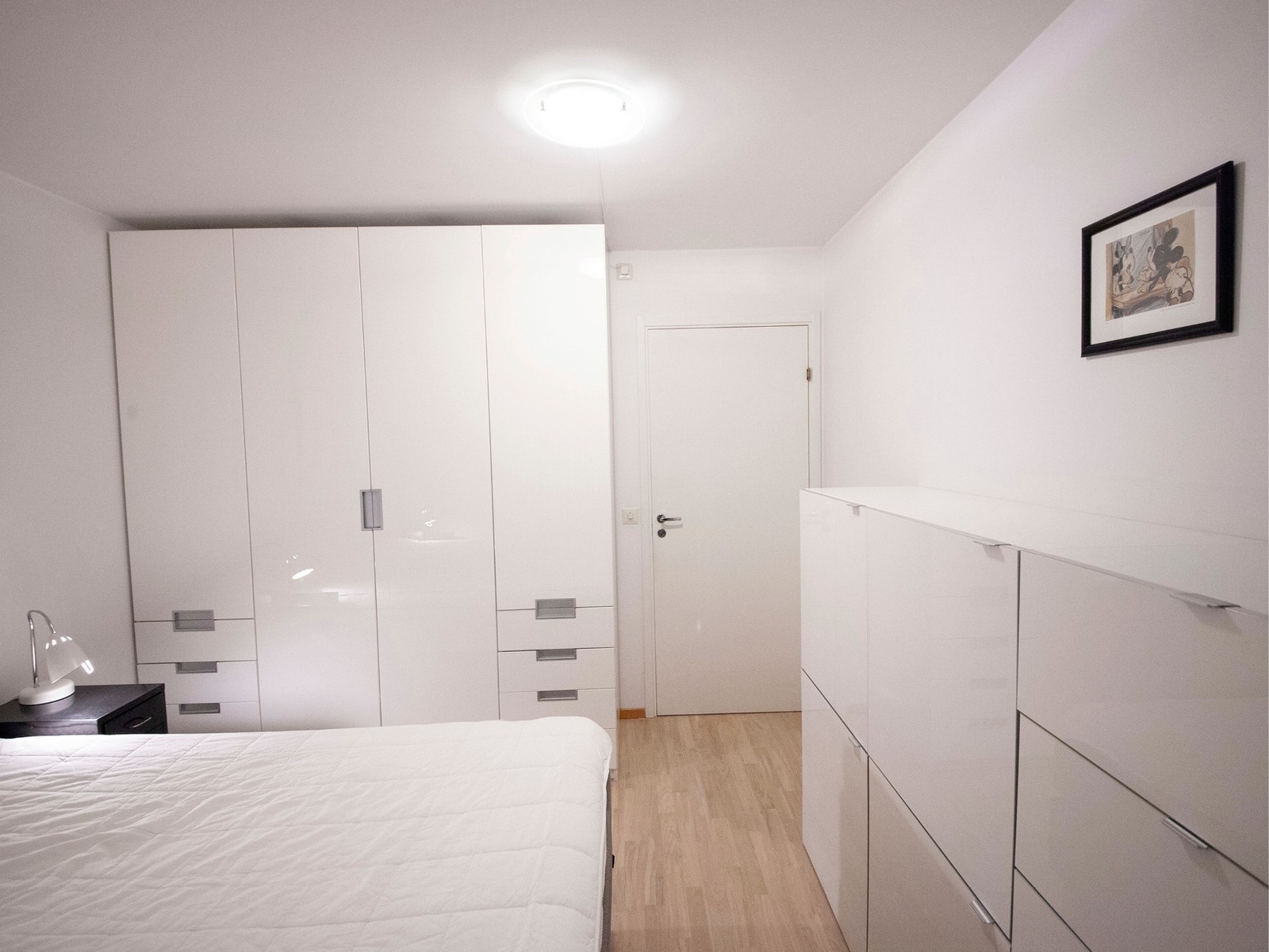 God skap- og hylleplass på soverommet! Galleribilde