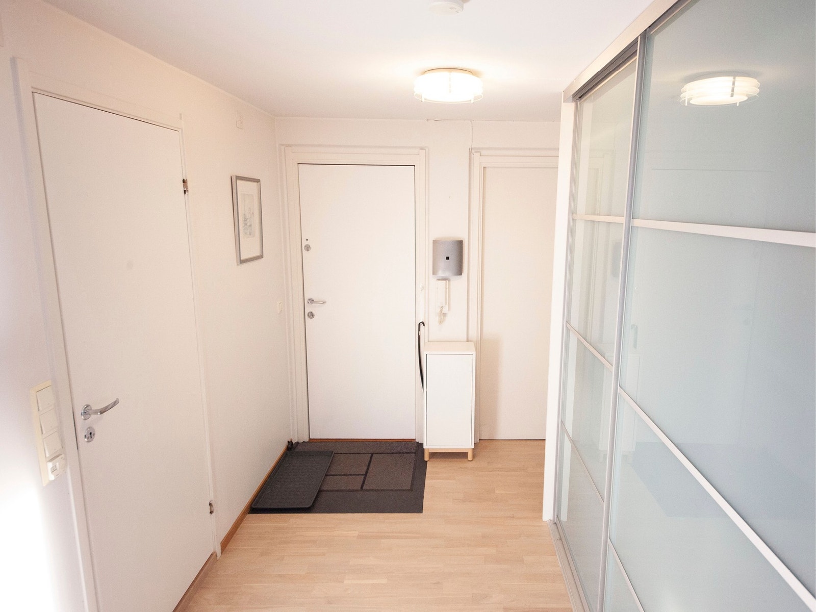 Entré med romslig garderobe. Galleribilde