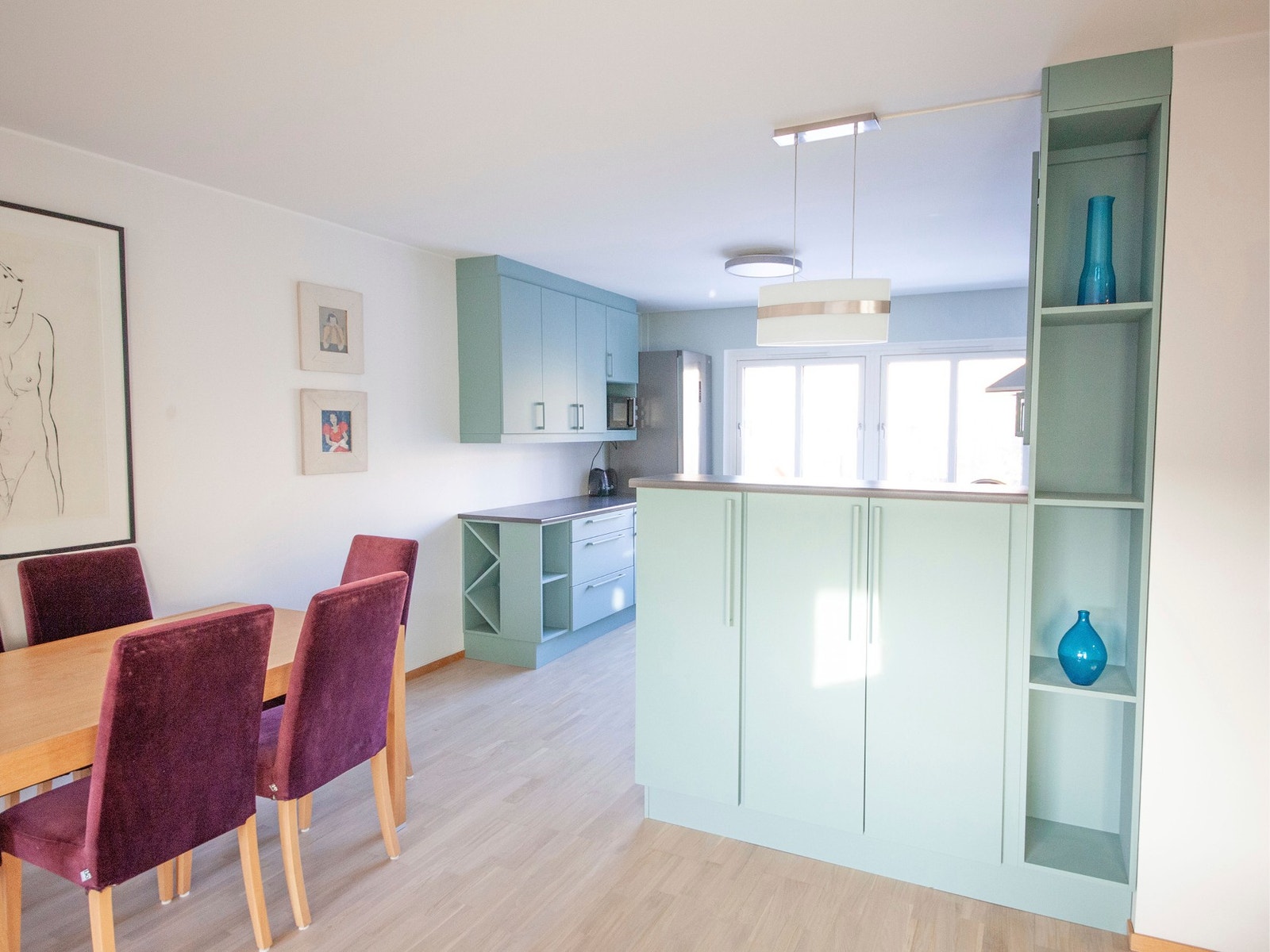 Spisestue og skap med glass for enhver anledning. Galleribilde