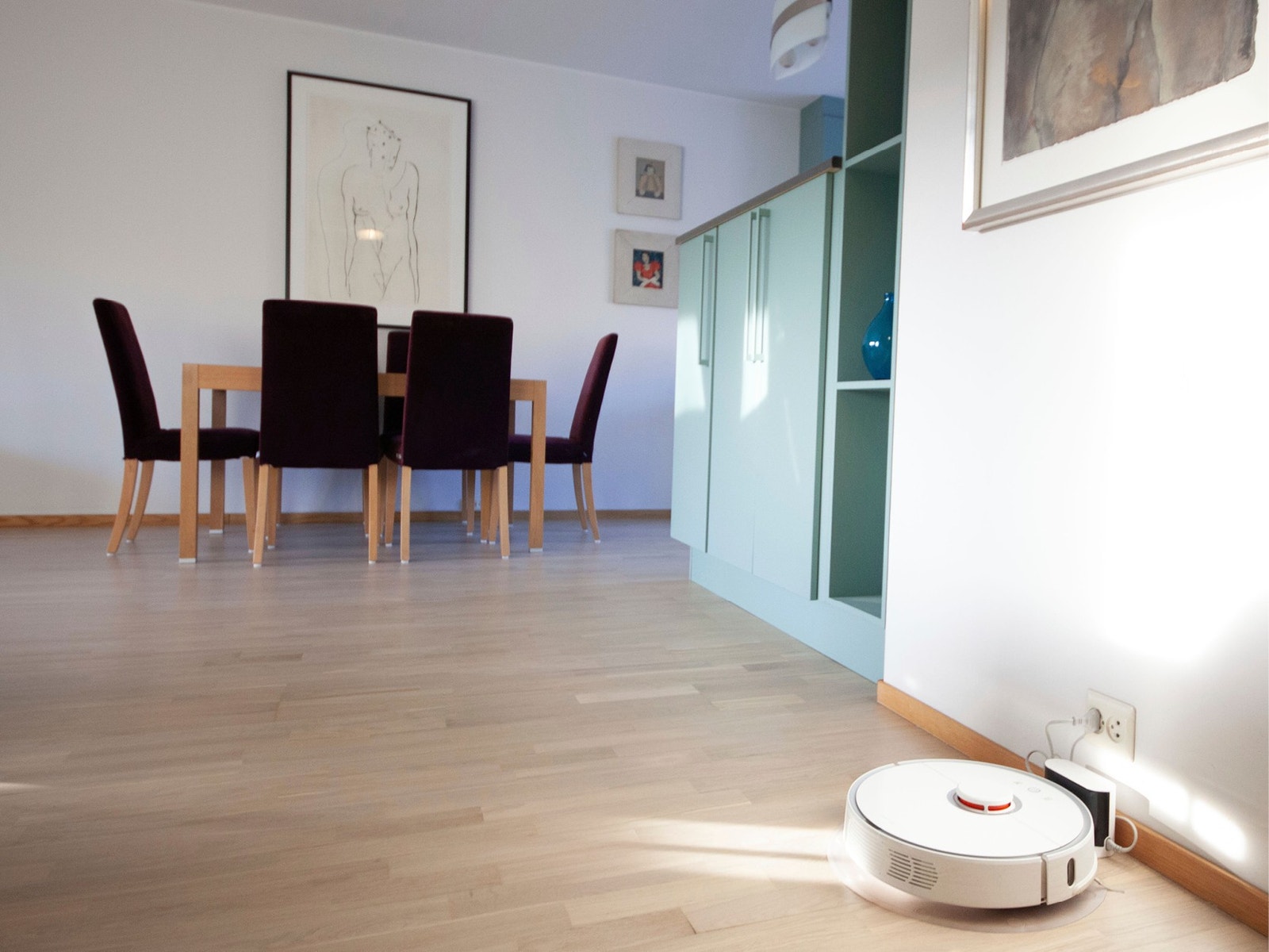 Spisestue og robotstøvsuger. Galleribilde