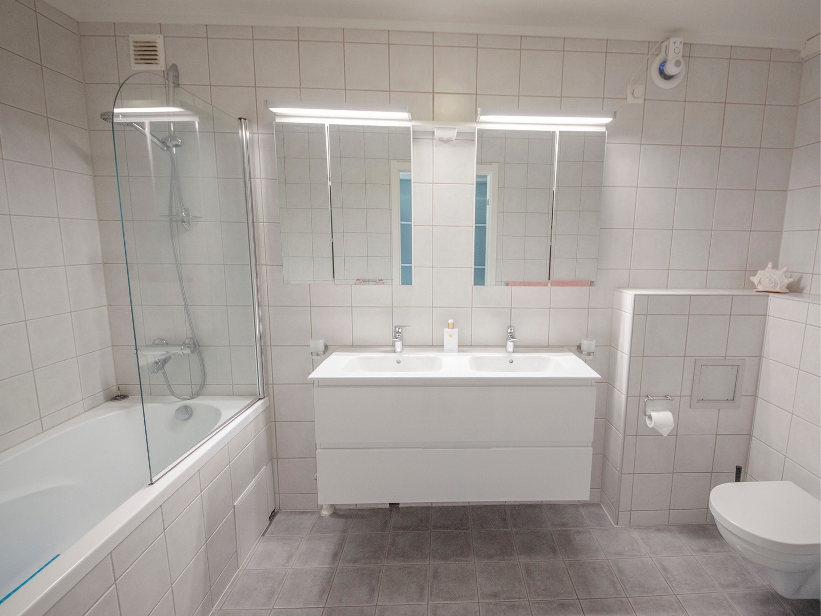 Bad med varmekabler, dobbel vask, stort badekar, dusj og WC. Skittentøysluke fra bad til vaskerom. Galleribilde