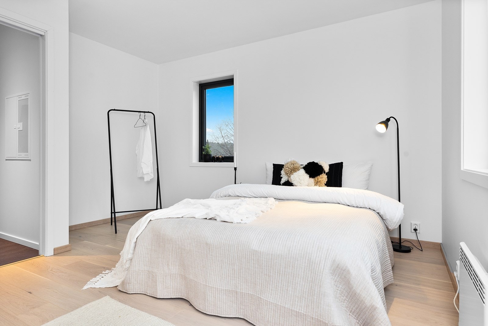 Flott 1-stavs eikeparkett på gulvet. Galleribilde