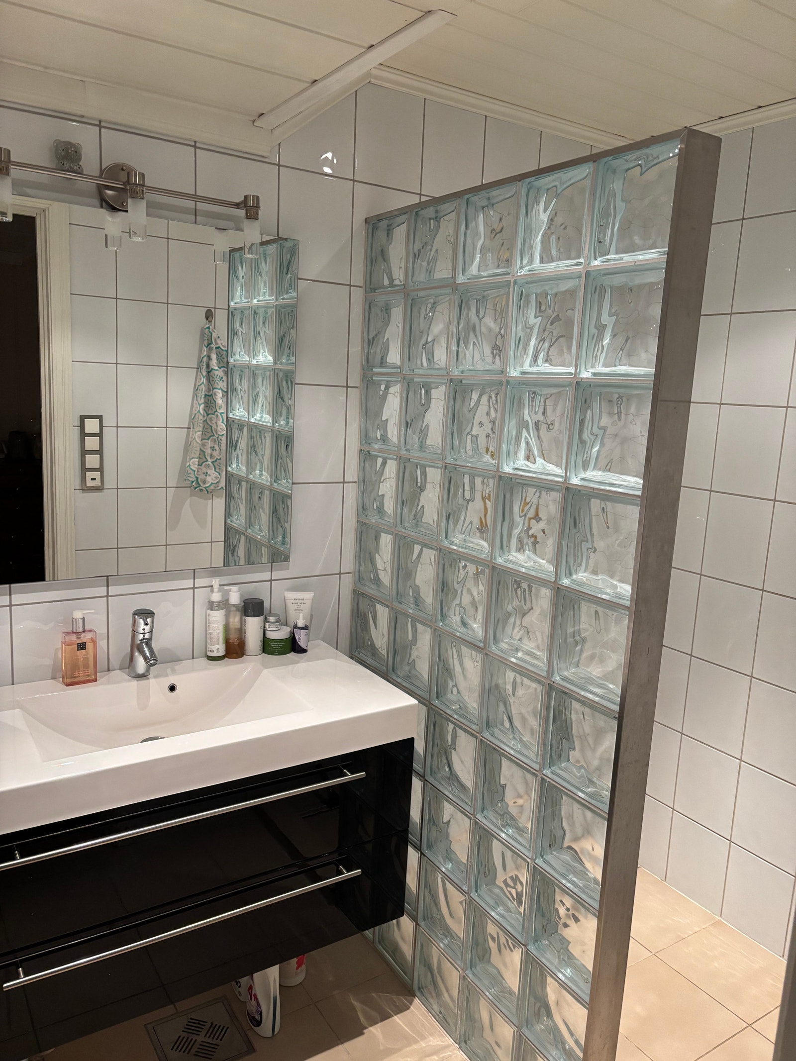 Bad m/dusjhjørne Galleribilde