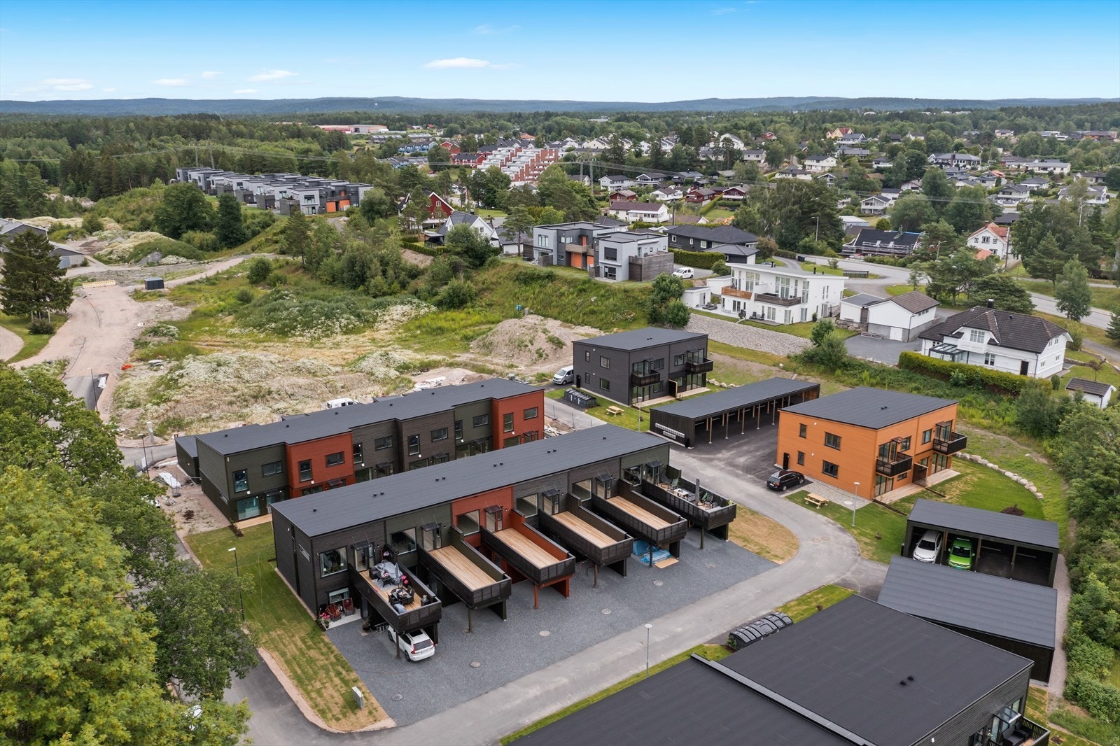 Fra eiendommen er det kort avstand til det meste du trenger av fasiliteter. Galleribilde
