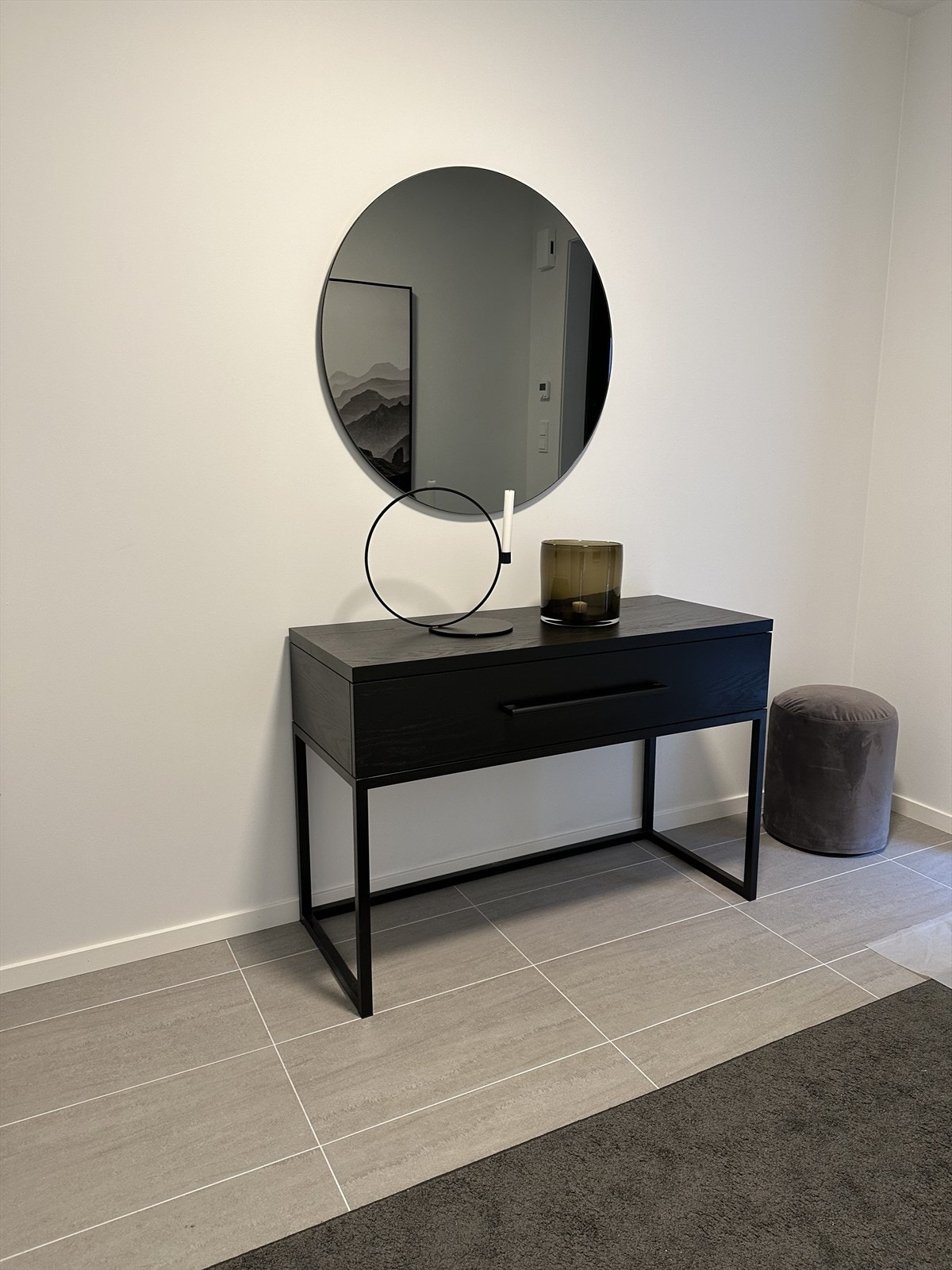 Bilde fra rekkehusbolig I2 - Velkommen inn! Innbydende inngangsparti med plass til skap og skuffer. Galleribilde