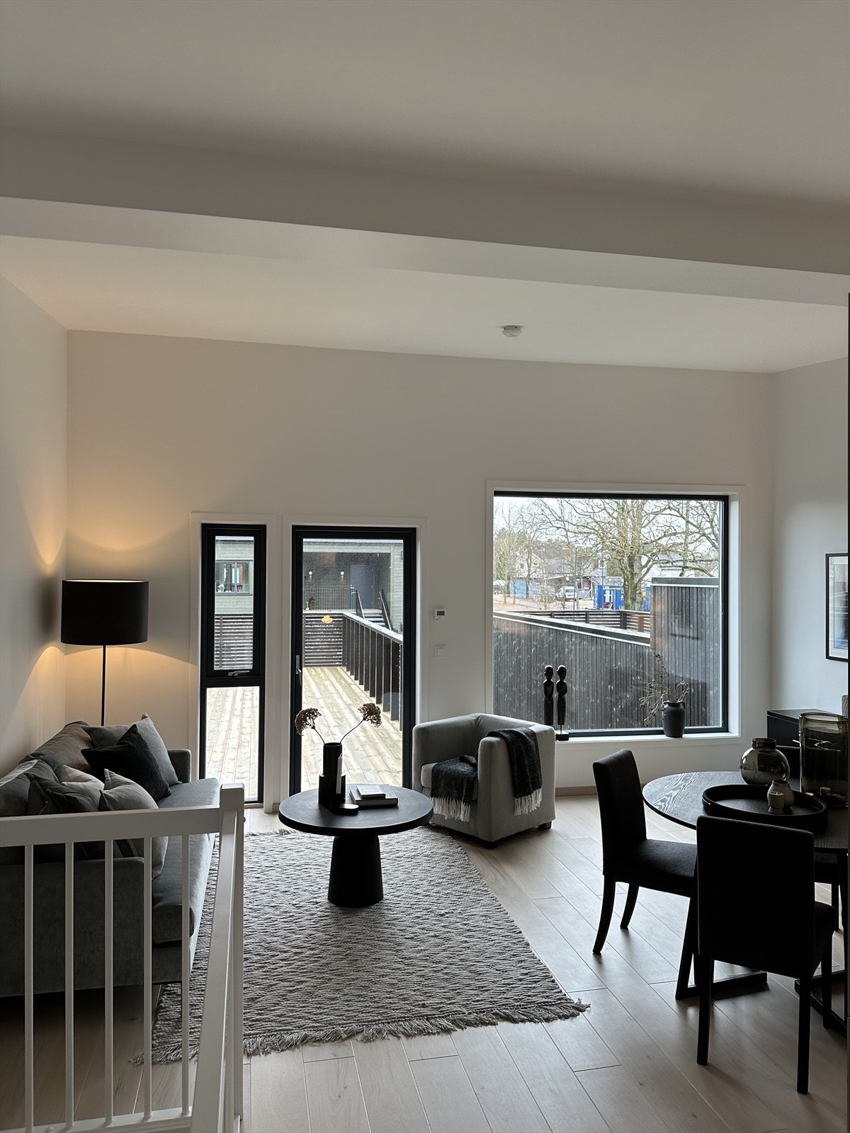 Flott stue med flere innredningsmuligheter. Plass til Sofagruppe og spisebord med stoler- Bilde fra rekkehusbolig I2. Galleribilde