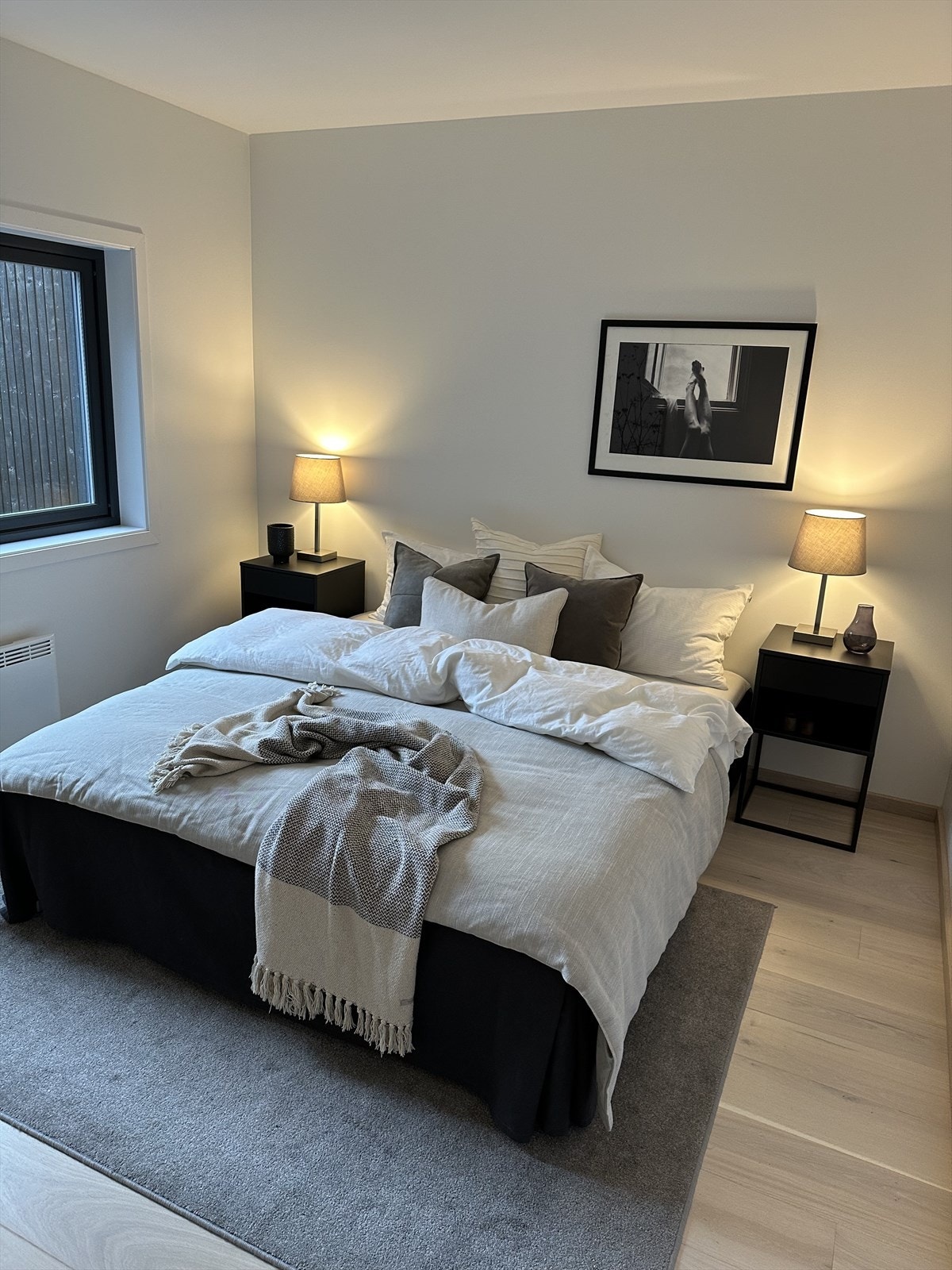 Boligen har 4 soverom. Hovedsoverommet har god plass til dobbeltseng og nattbord - Bilde fra rekkehusbolig I2. Galleribilde