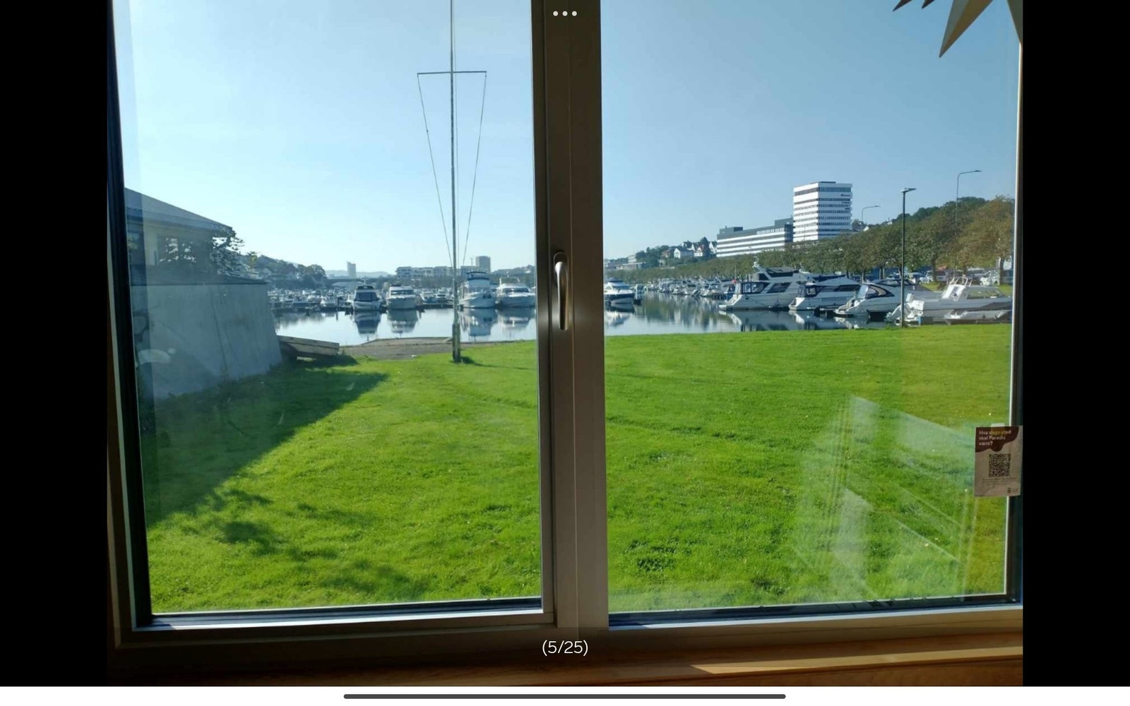 Utsikt gjennom vinduet mot Hillevågsvannet sørlig retning. Galleribilde