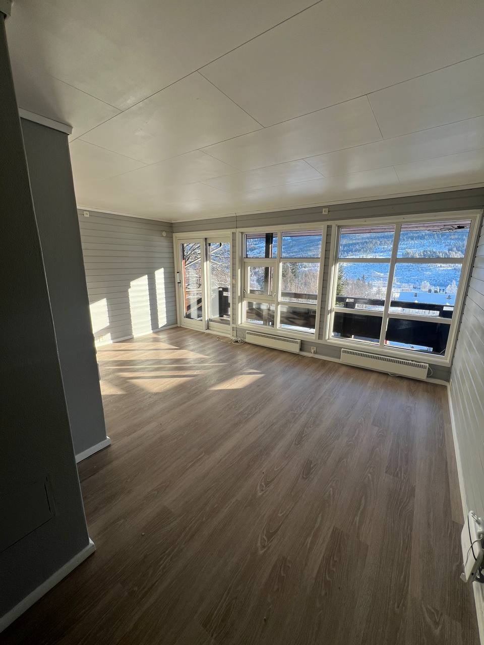 Stue med vinduer og utgang til egen balkong Galleribilde