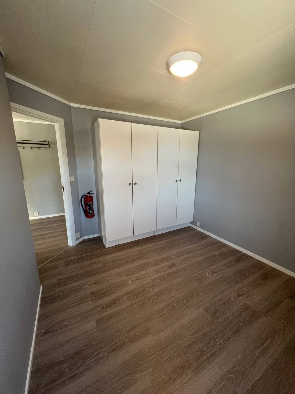 Soverom med garderobeskap Galleribilde