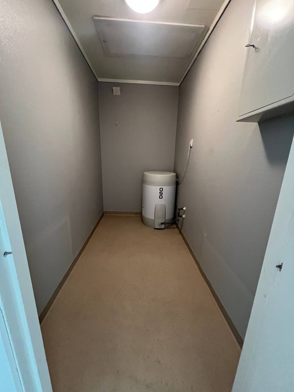 Innvendig bod, i tillegg får leietaker tilgang til kaldbod i uthuset. Galleribilde