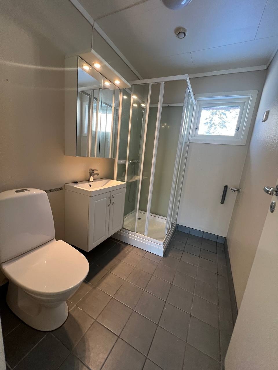 Delikat bad med plass til vaskemaskin Galleribilde