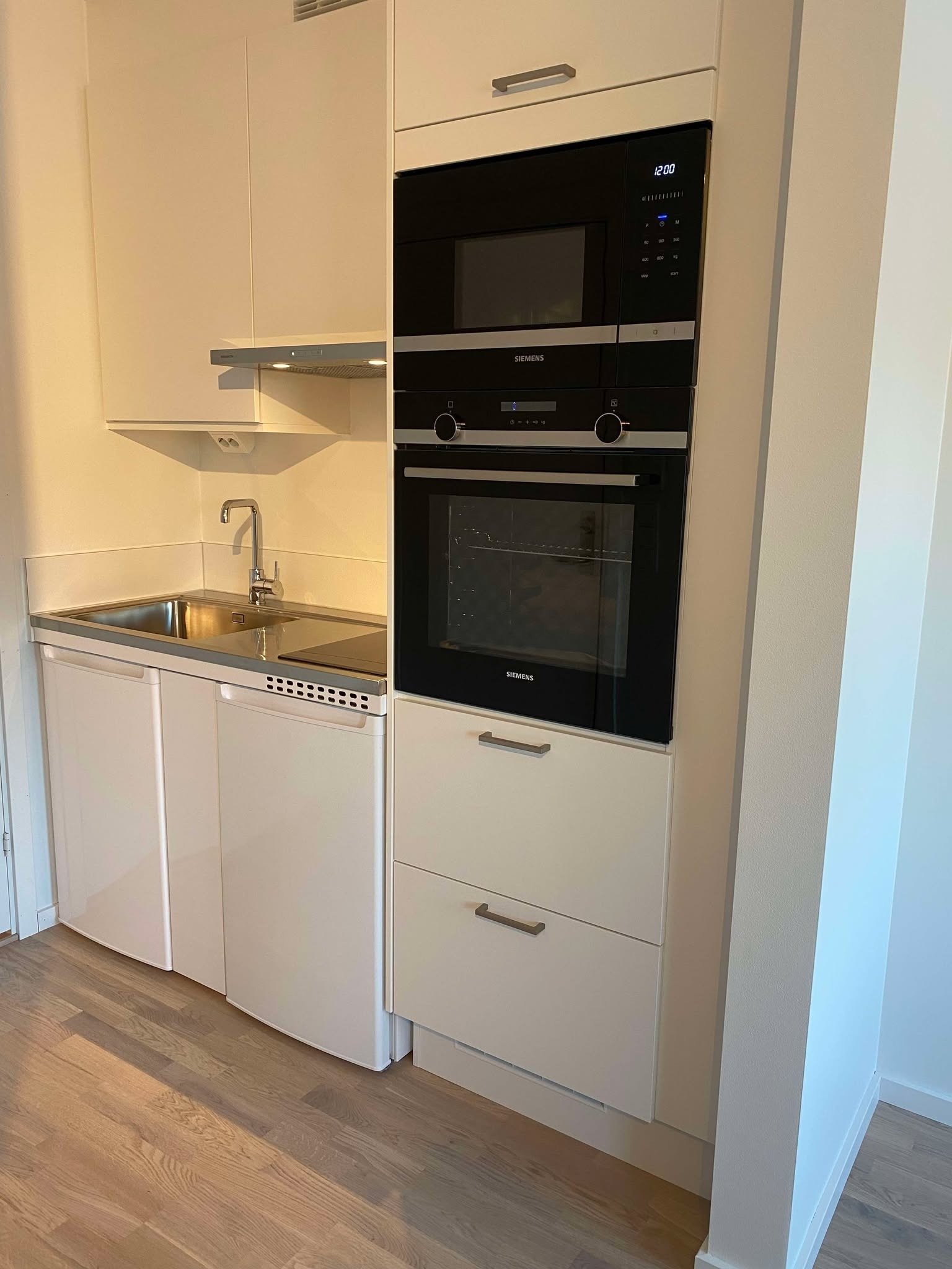 Kjøkken utstyrt med mikro og stekeovn Galleribilde