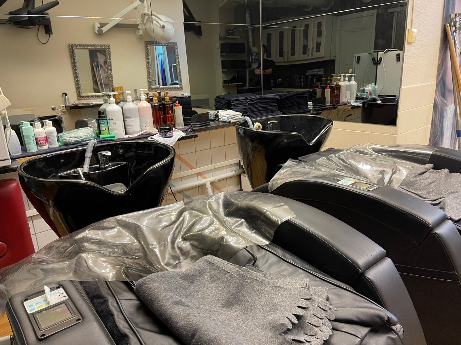 Noen år gamle, men velfunkerende liggende vask med full massasje Galleribilde