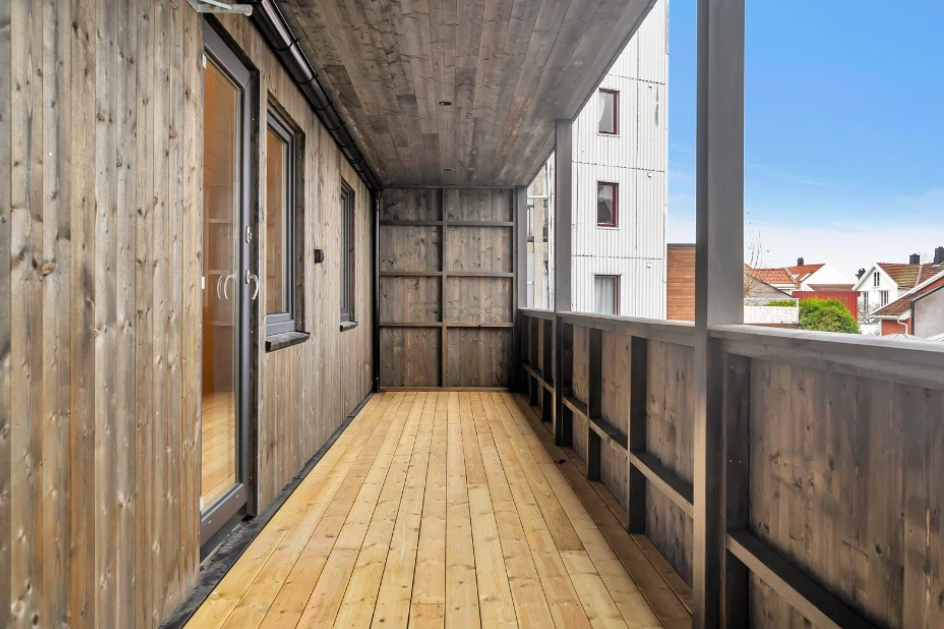 Stor balkong mot bakgård (17kvm) Galleribilde