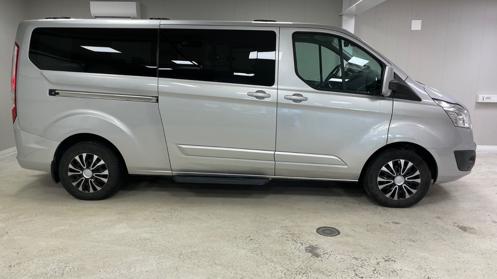 Ford Tourneo Custom 2,0D 170hk 9-Seter/Krok/Kamera/Cruise/PDC/Navi/Webasto 3