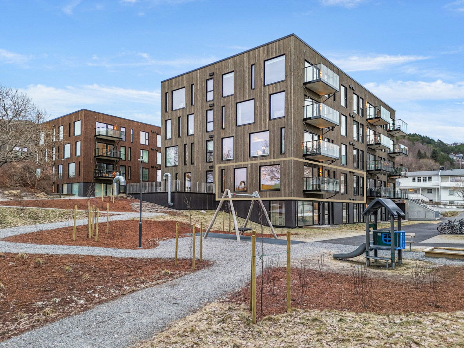 Moderne hjørneleilighet med store vindusflater gir svært gode lys- og solforhold. Galleribilde