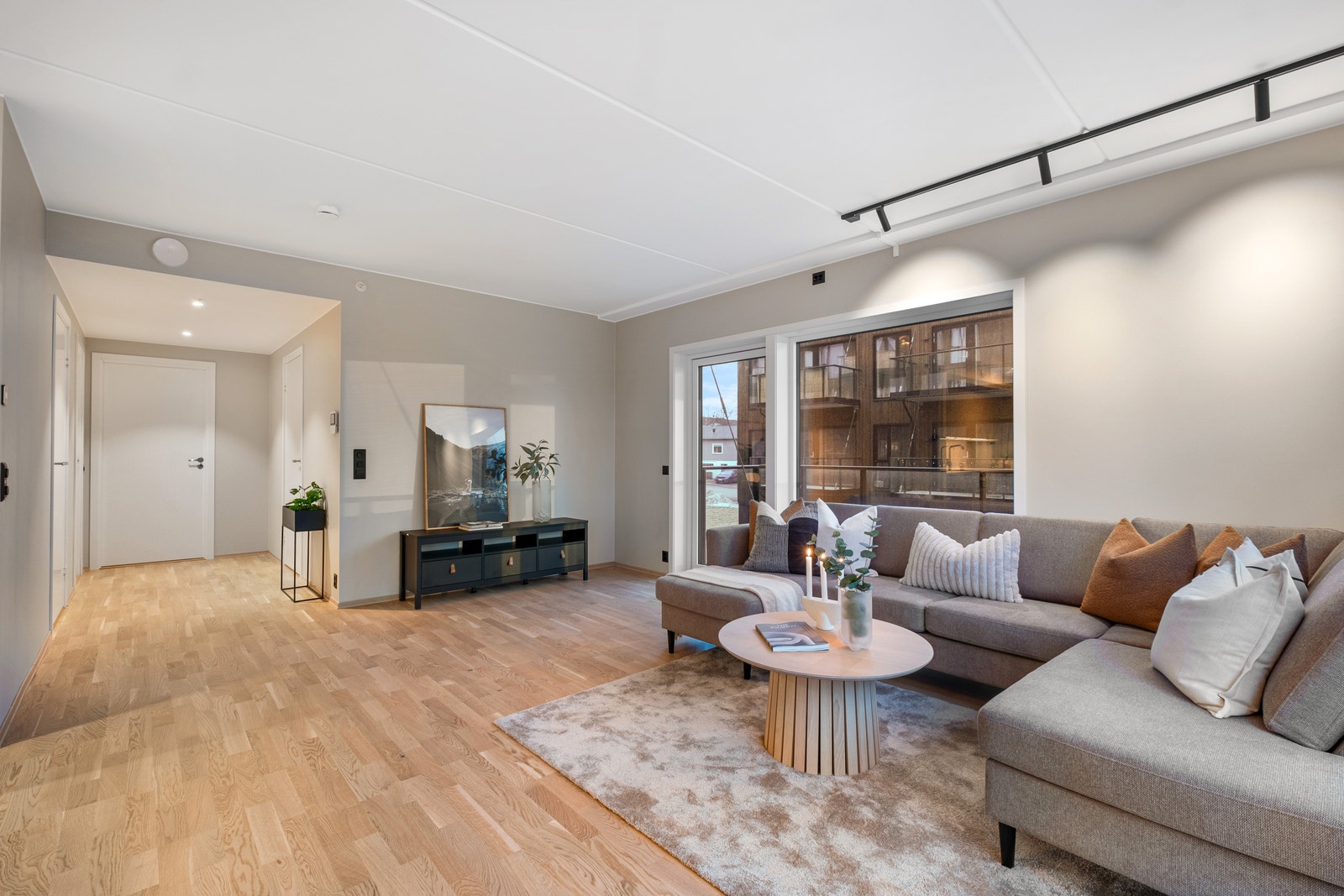 Stuen har en moderne og elegant utforming med listefri løsning som gir et sømløst uttrykk. Galleribilde