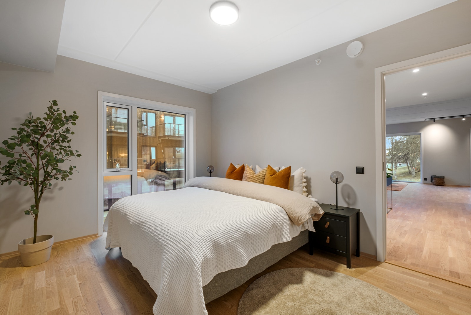 Romslig hovedsoverom med store vinduer og god plass til dobbeltseng. Galleribilde