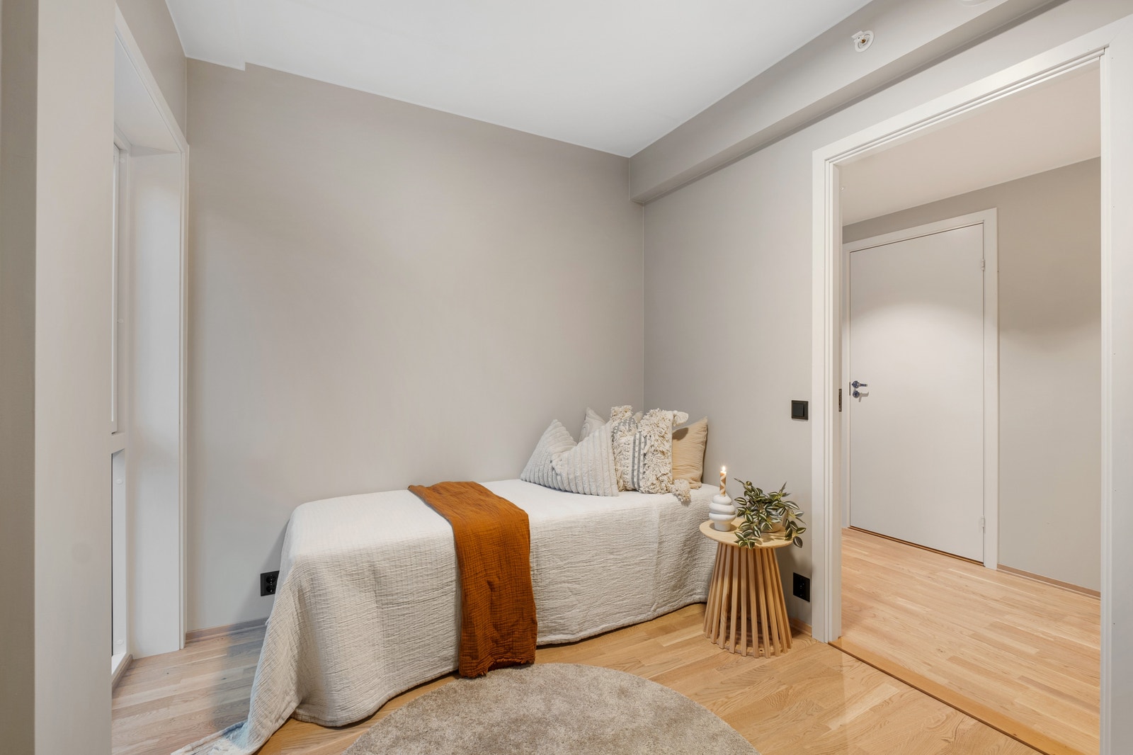 Lyst og trivelig soverom som passer perfekt som barnerom, gjesterom eller hjemmekontor. Galleribilde