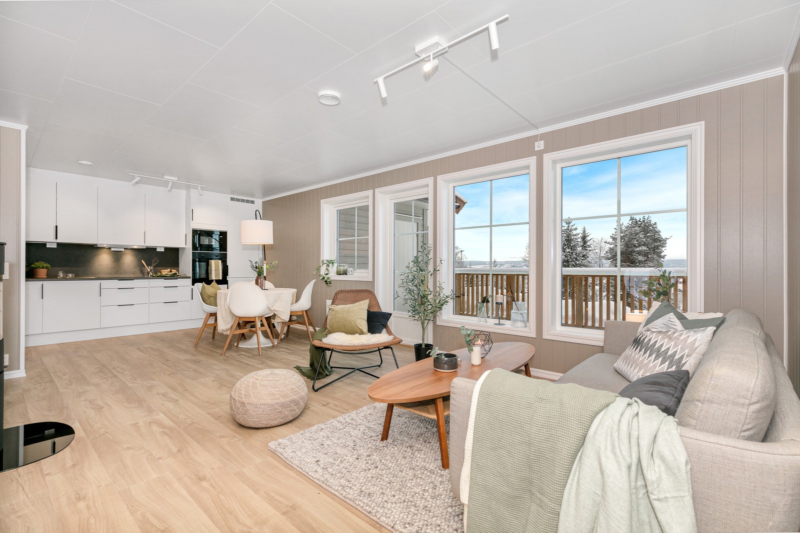 Åpen stue/kjøkkenløsning med store vindusflater som gir godt med naturlig lys. Galleribilde