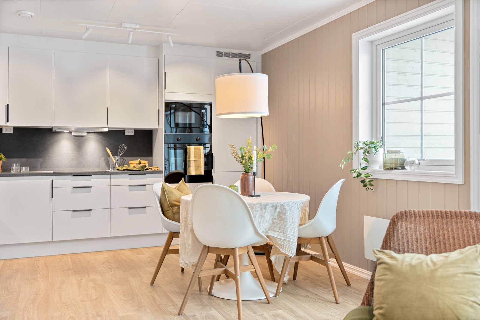 Kjøkken med spisebord. Galleribilde