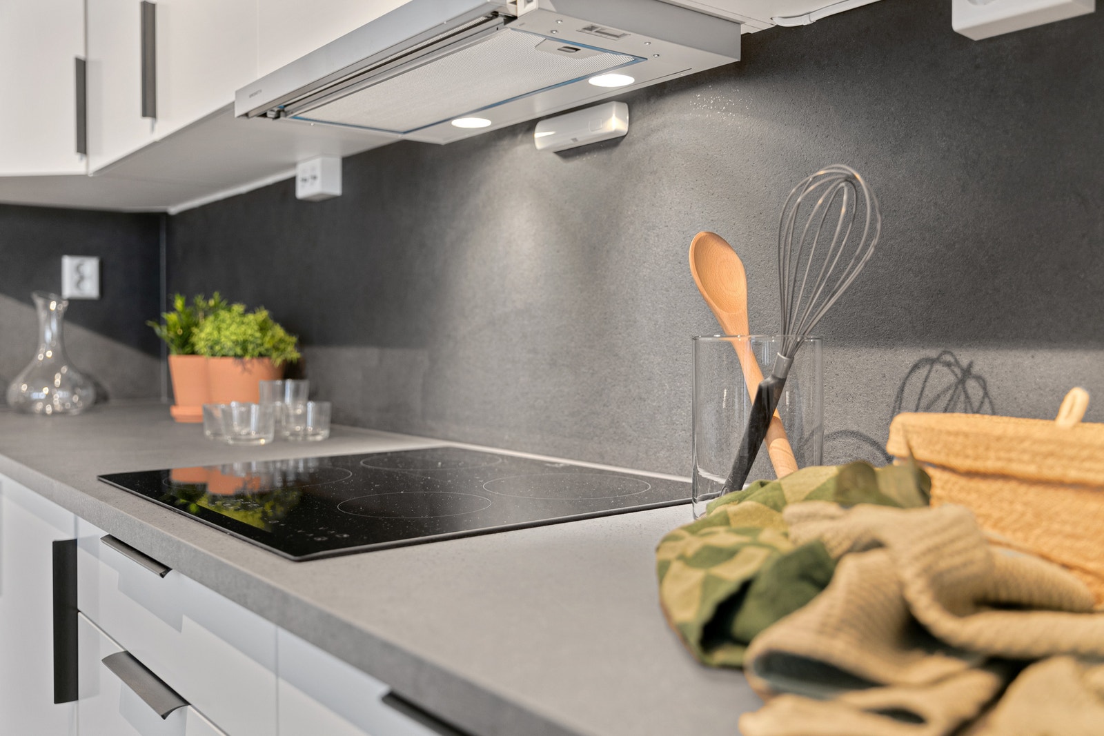 Benkeplaten til Sigdal-kjøkkenet er Mystery light, med matchende bakvegg og matt sort vask og armatur. Galleribilde