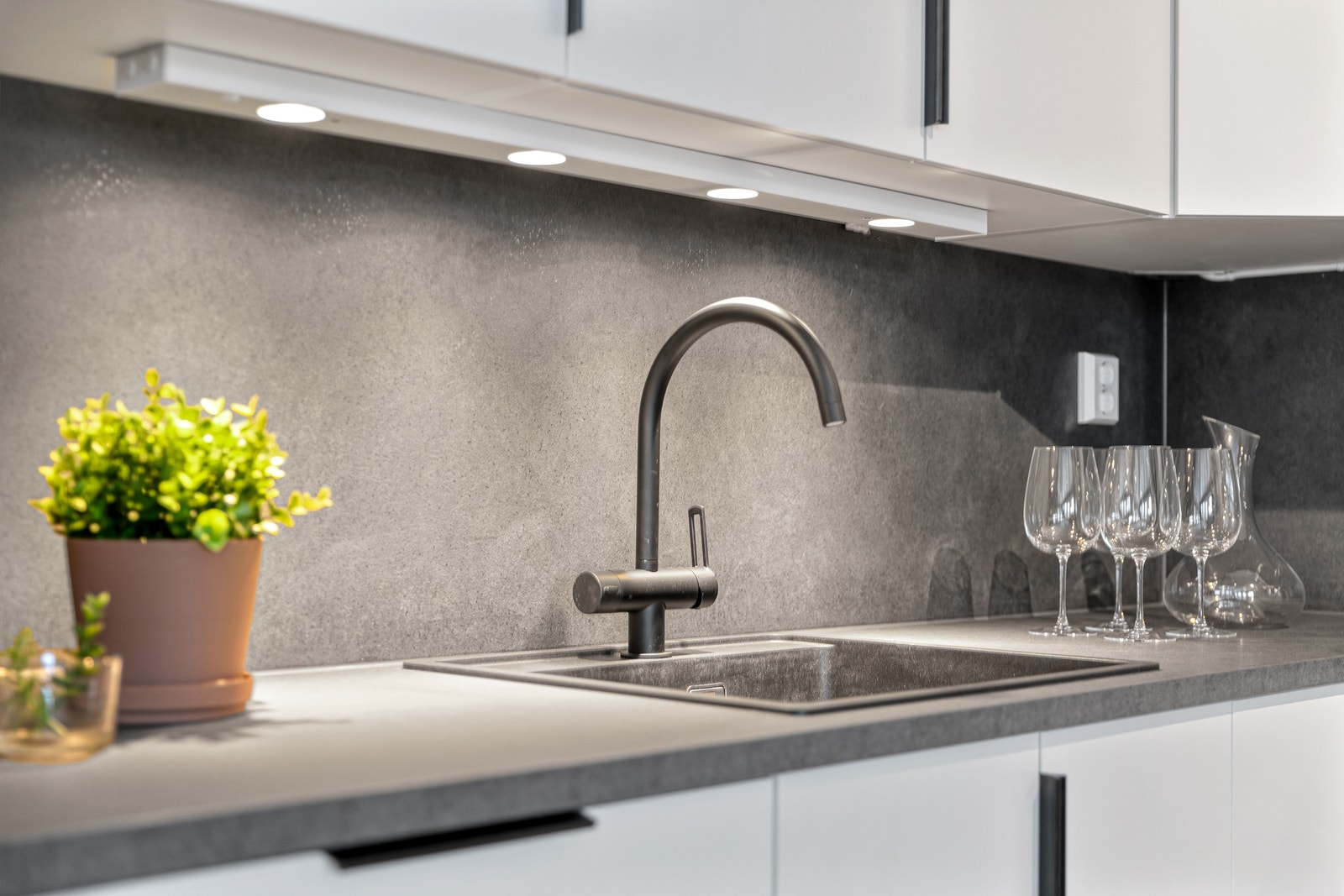 Stilfult kjøkken med god belysning Galleribilde