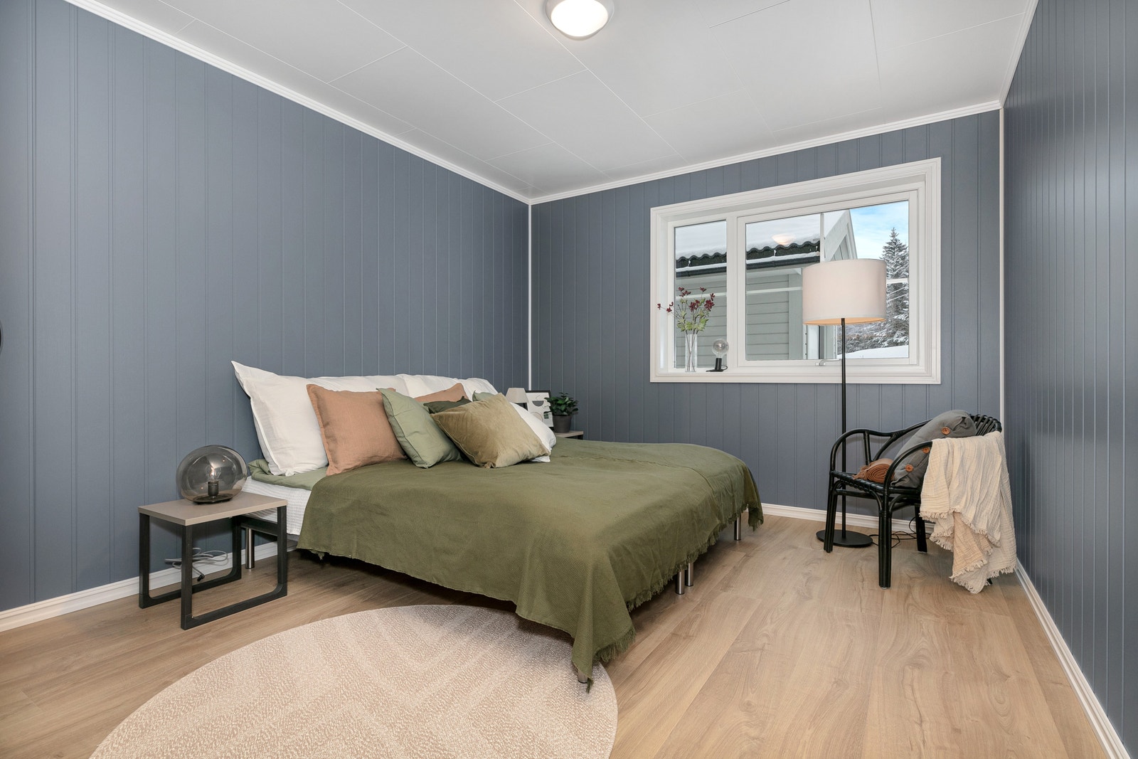 Hovedsoverom på 12 kvm, veggplater skygge. 1-stavs laminat av samme type som stue. Galleribilde