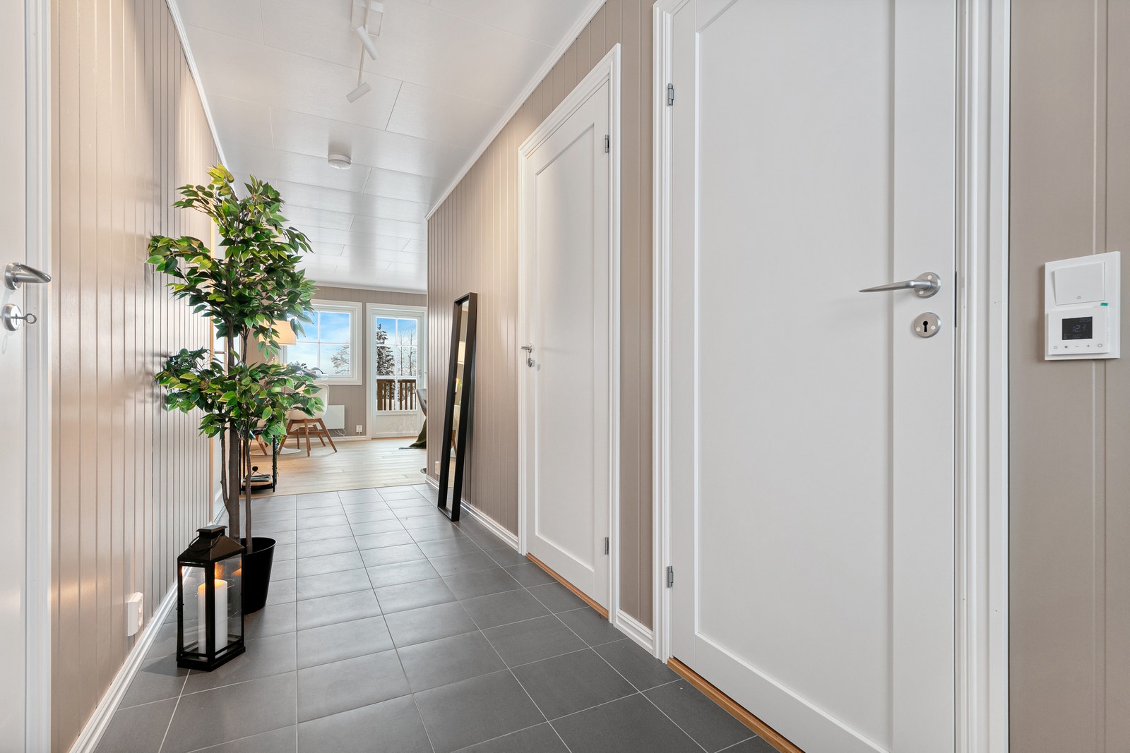 Gangen er flislagt med 30x30 cm fliser av typen Minos Vulcanic. Galleribilde