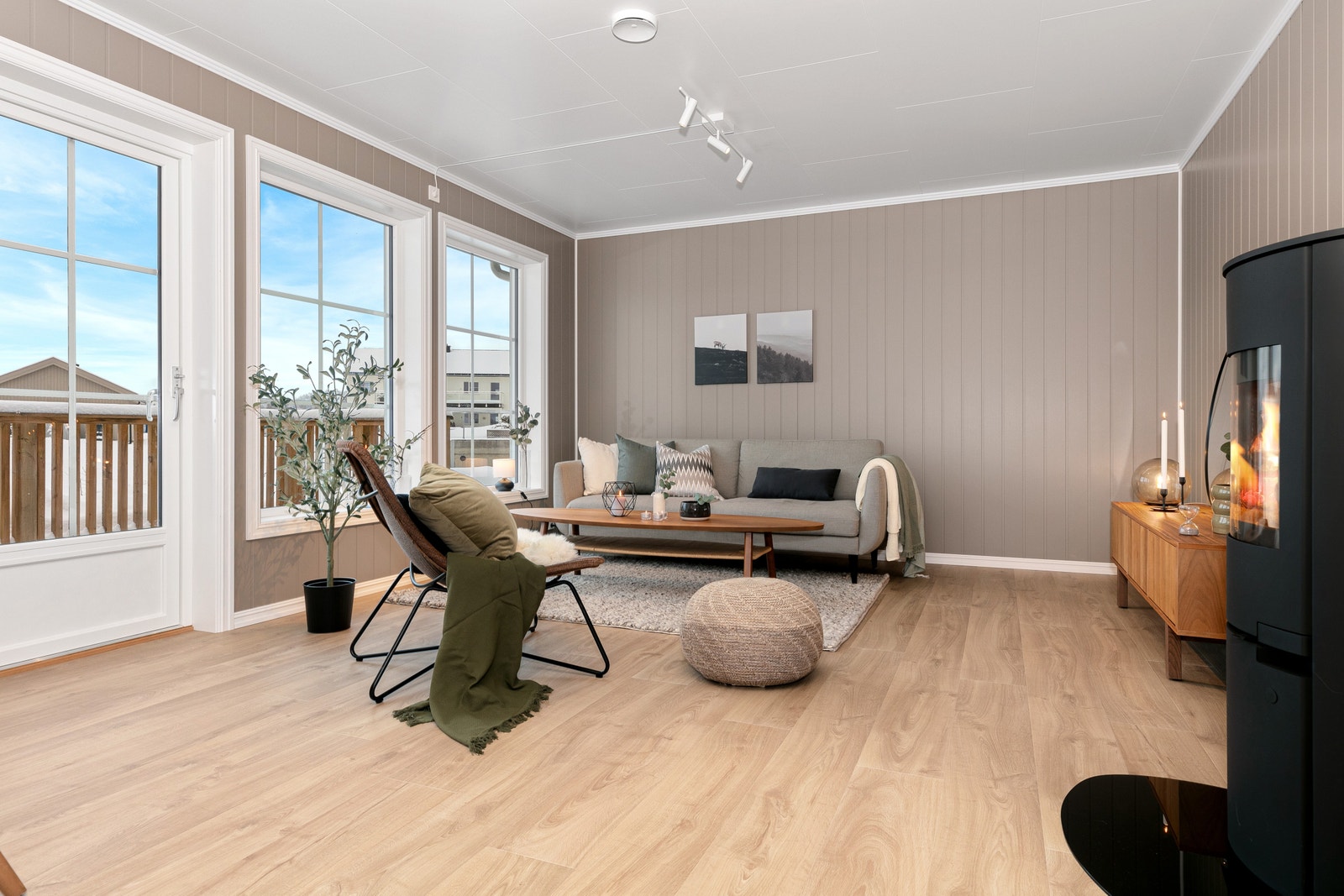 Stue med store vindusflater. Galleribilde