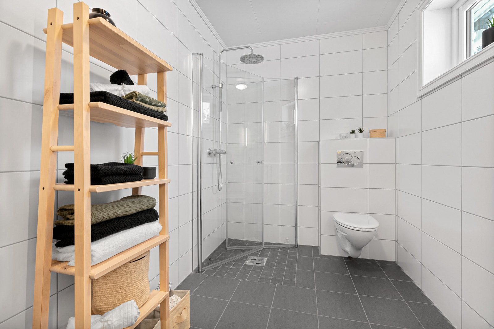 Dusjhjørne og vegghengt toalett Galleribilde