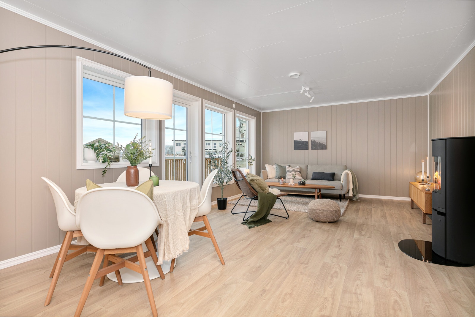 Store vindusflater mot terrassen, dør ut til terrassen fra stuen. Friområdet nedenfor og høydeforskjellen gjør at det ikke er lite innsyn. Galleribilde