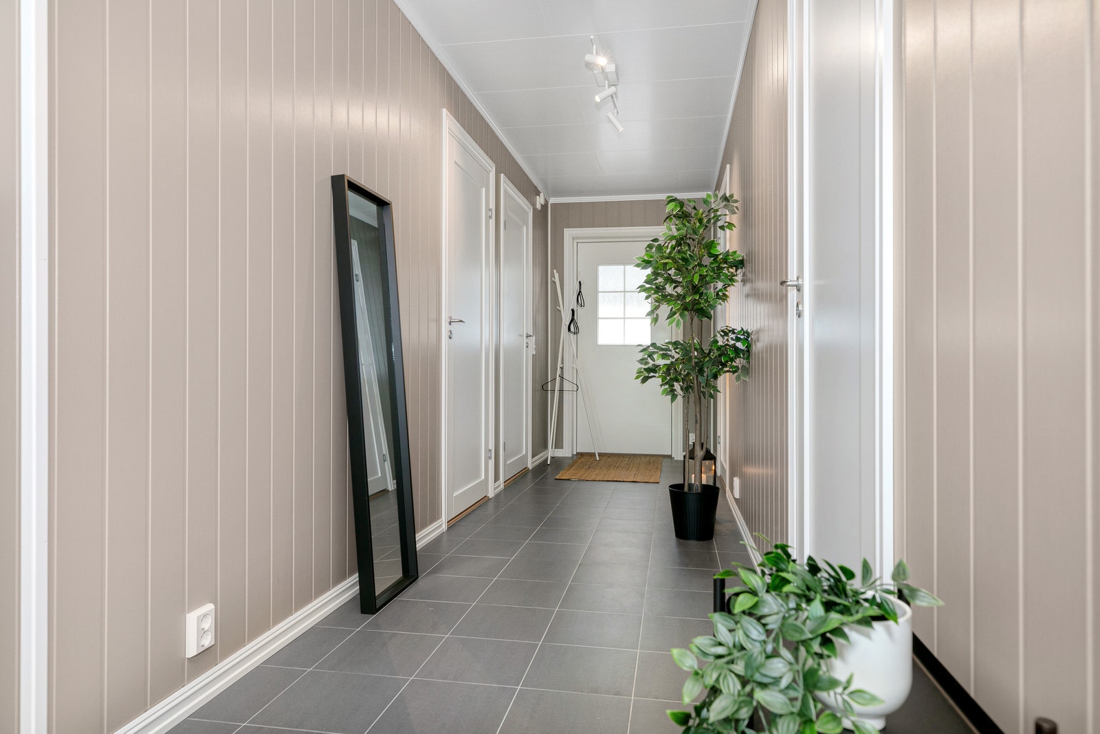 Gangen sett mot inngangsdøren Galleribilde