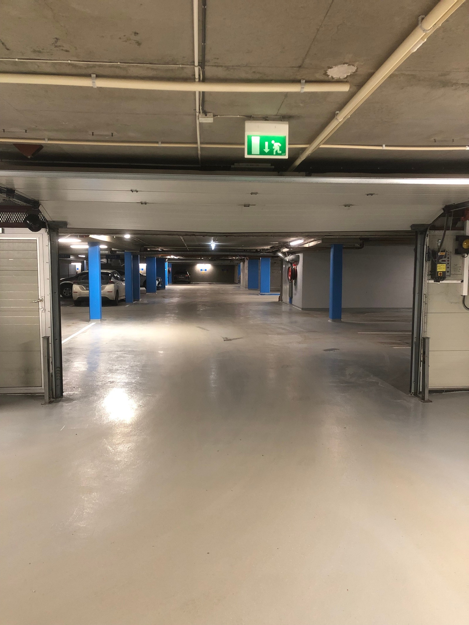 Utgangsdør som åpners med elektronisk døråpner Galleribilde