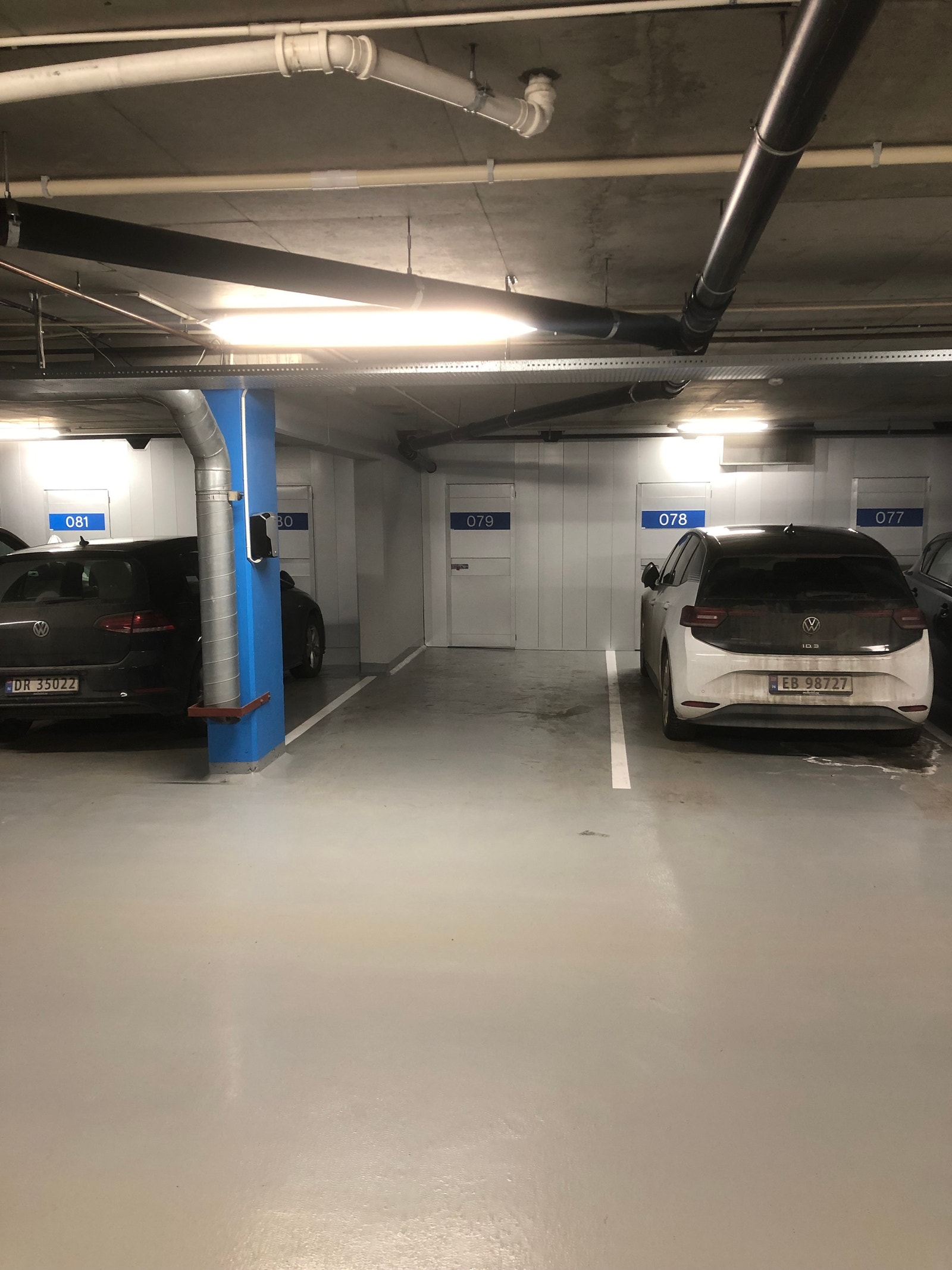 Bilde av parkeringsplassen med lader Galleribilde