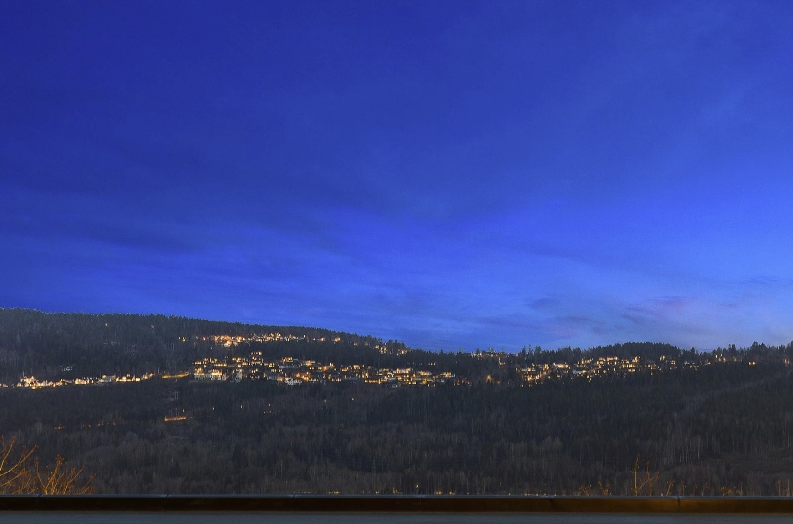 Romslig balkong med fantastisk utsikt over byen – nyt panoramautsikten fra toppen! Galleribilde