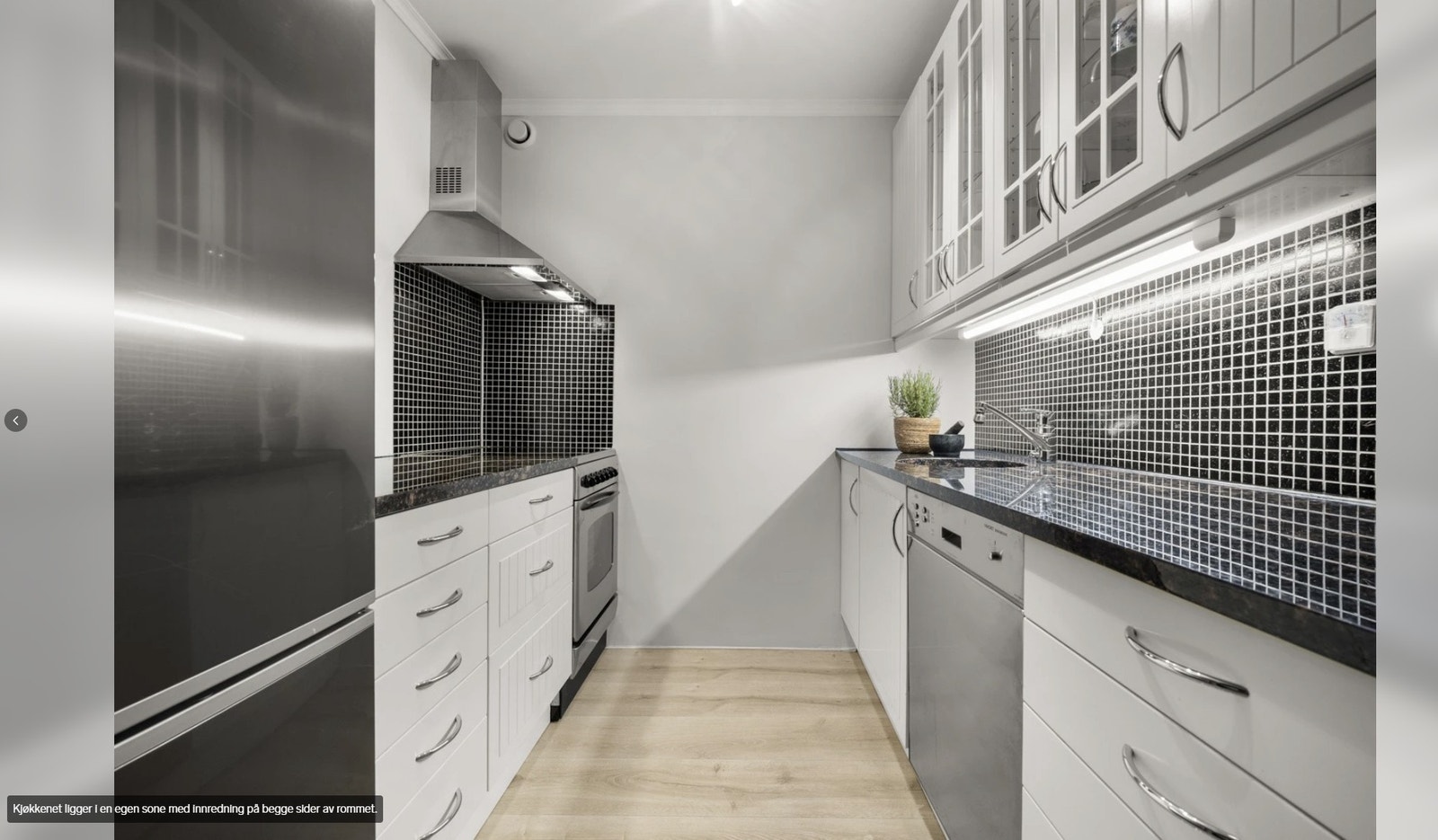 Moderne kjøkken med hvitevarer inkludert – klart for matlaging og hygge Galleribilde