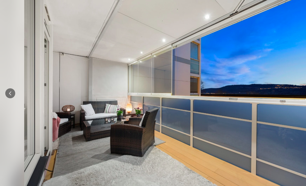 Romslig balkong med fantastisk utsikt over byen
andre type møbler nå Galleribilde