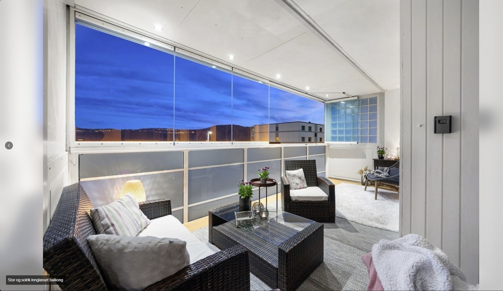 Solrik sørvendt balkong med elektrisk solskjerming – nyt solen eller skyggen etter behov
andre type møbler nå Galleribilde