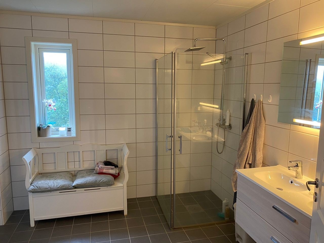 Shared Bathroom Galleribilde