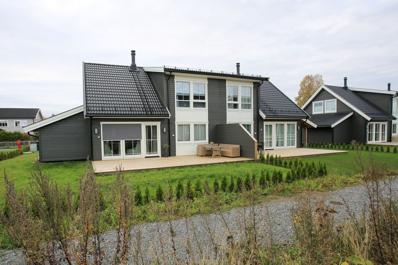 Bilde av tilsvarende bolig. Leveres uten carport, men mulighet for frittstående garasje/carport.