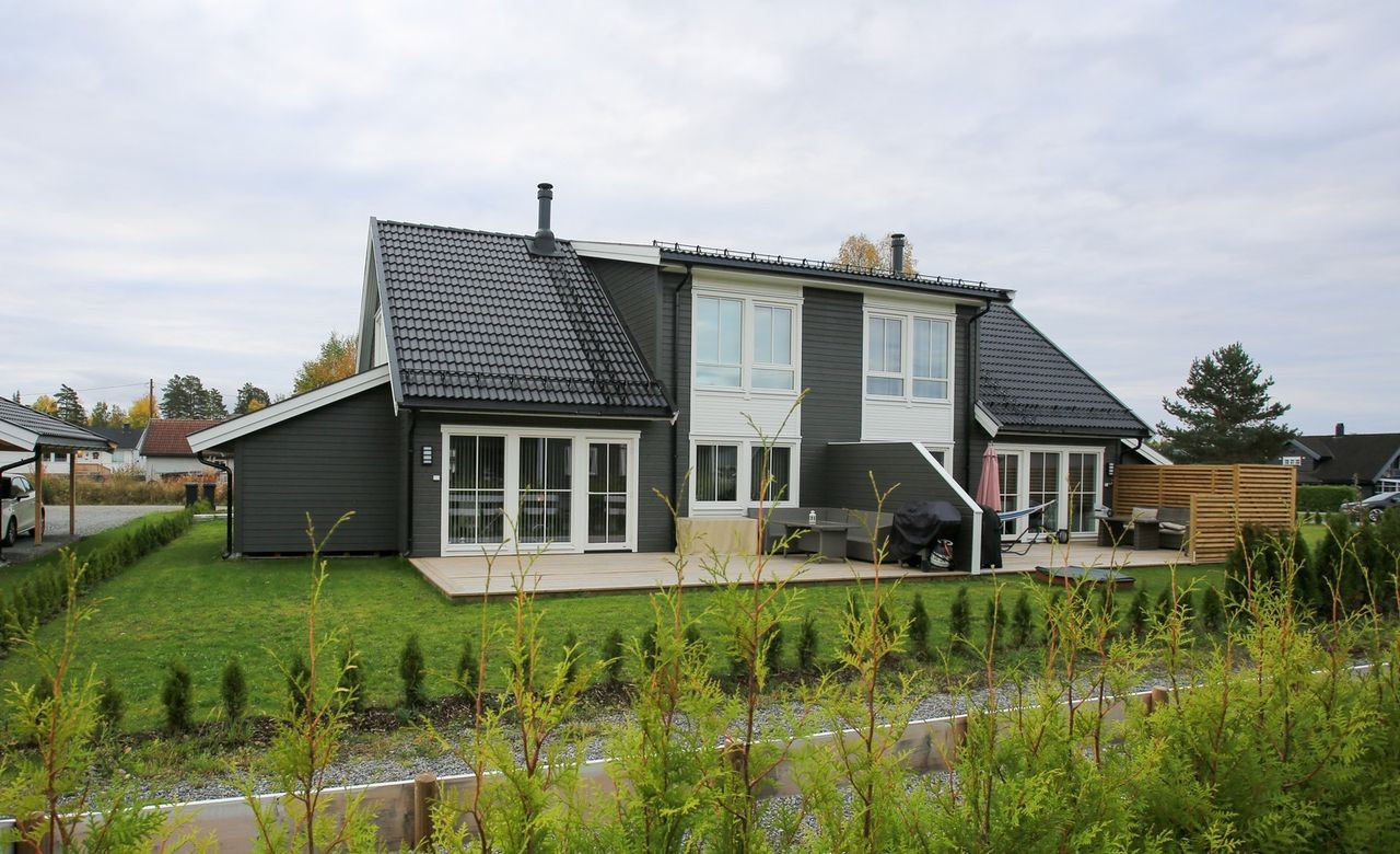 Bilde av tilsvarende bolig. Leveres uten carport, men mulighet for frittstående garasje/carport.