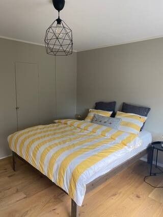 Soverom med dobbeltseng 160 cm bredde Galleribilde