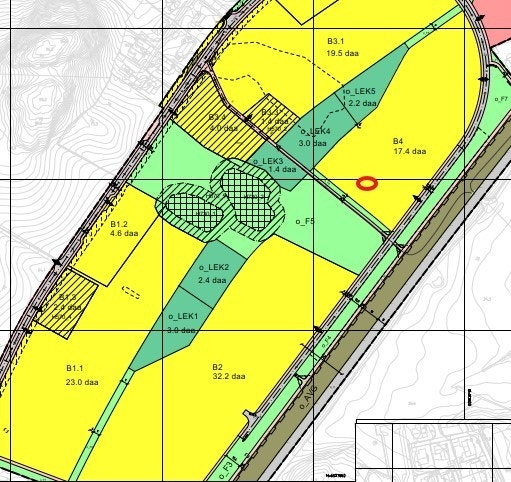 Rekkehusene ligger ca på rød sirkel. Foran kommer ett stort grønt område Galleribilde