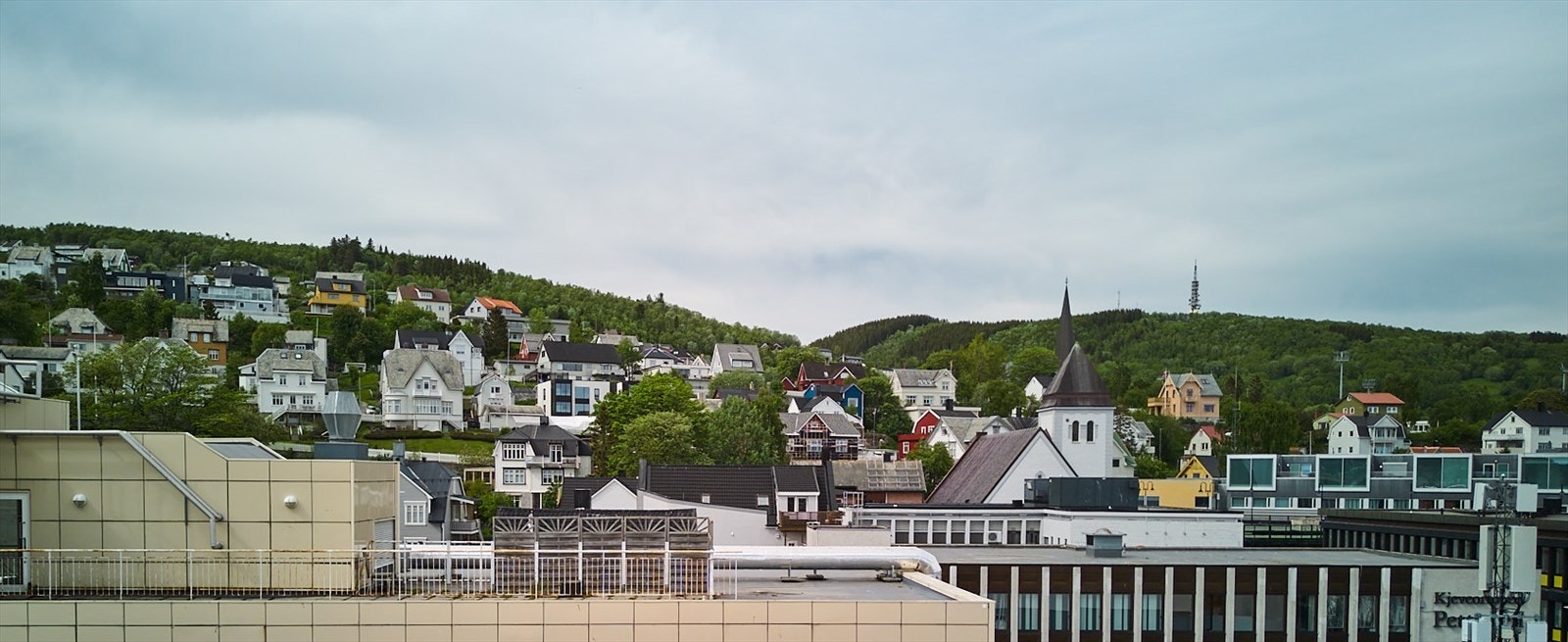 Utsikt mot Harstadåsen og kveldssolen. Galleribilde