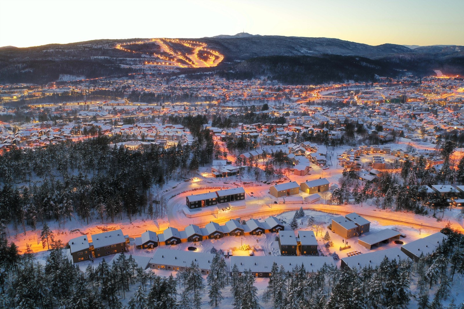 Feltet ligger flott til på Gamlegrendåsen med utsikt til skibakken og knuten. Galleribilde