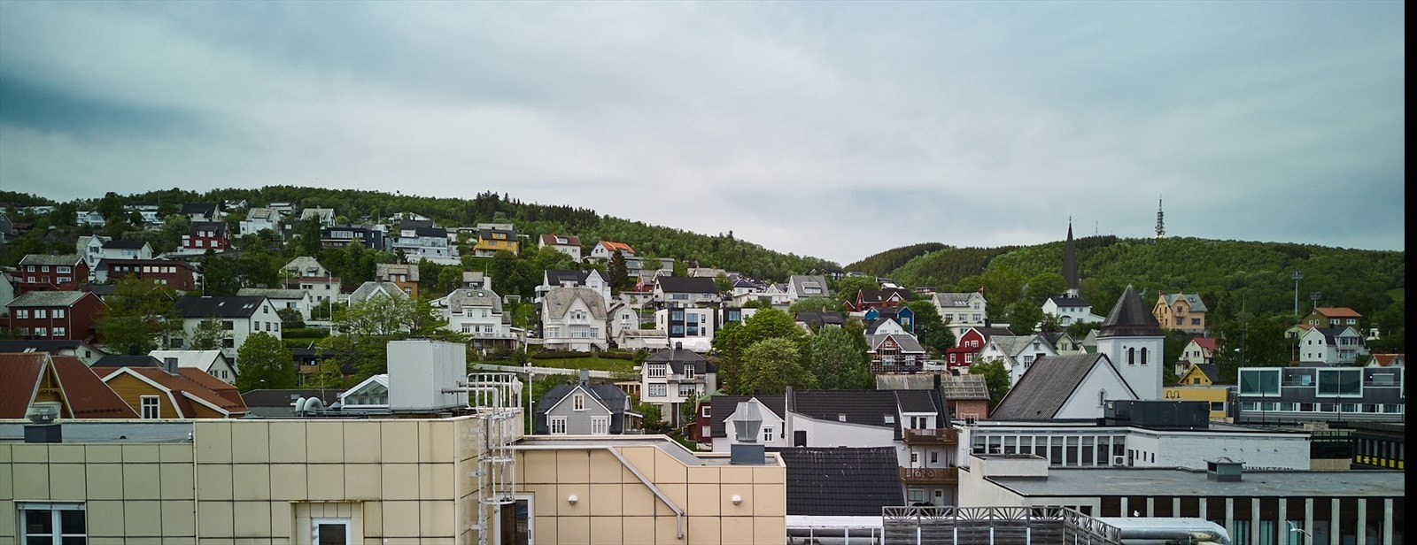 Utsikt mot Harstadåsen og kveldssolen. Galleribilde