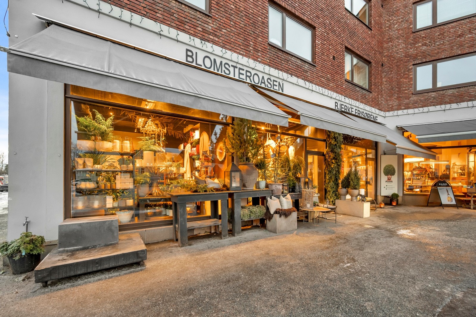 Dette gjør det enkelt å bl.a. ta med seg en kopp kaffe og bakevarer på farten når man kommer til eller fra toget. Galleribilde